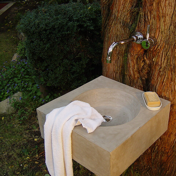 Waschbecken am Baum