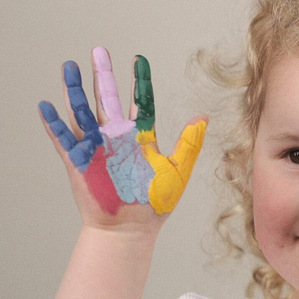 Eine bunt bemalte Hand eines Kindes